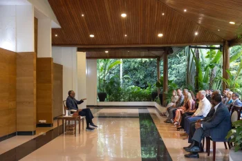 Perezida Kagame yahishuriye abanyeshuri b'ishuri rya Gikristo uko we na bagenzi be biganaga bandikaga ku bibero