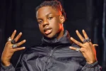 Rema wamenyekanye mu ndirimbo Calm Down arashinjwa gusenga Satani